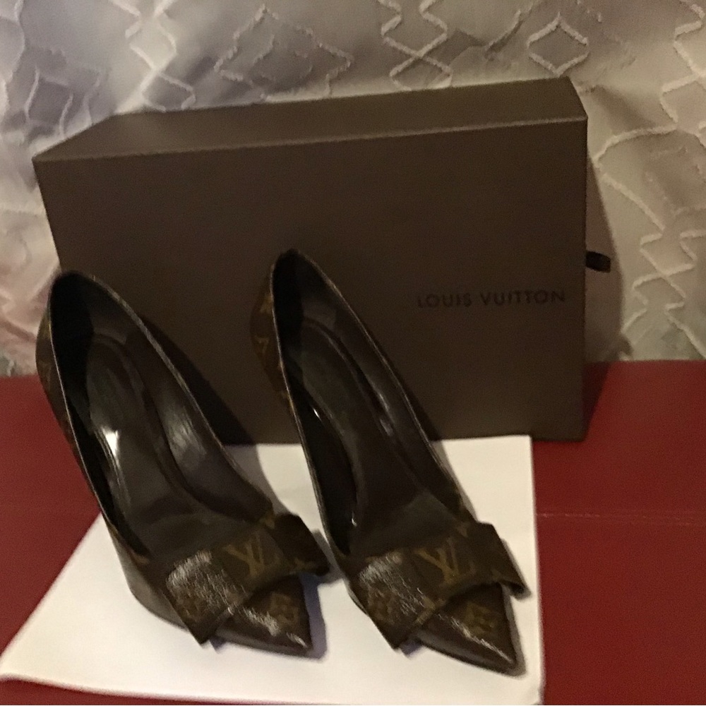 Louis Vuitton logo Bow Pumps